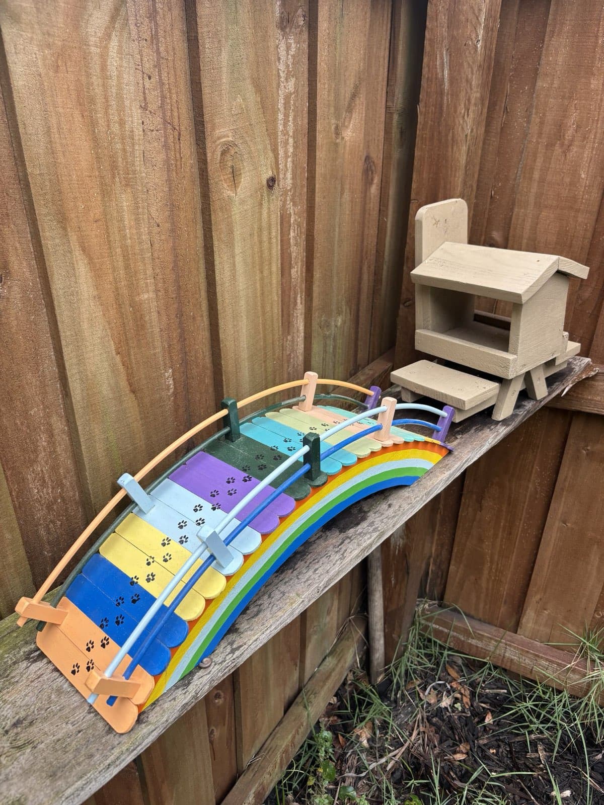 The Memorial Bundle from Paul Allabaugh's workshop — a Rainbow Bridge, a squirrel feeder, and a handwritten card from Pat Allabaugh